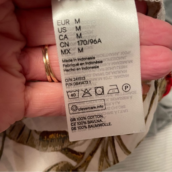 H&M Tropical Design Blouse in an airy cotton weave. Fits Large - Picture 6 of 7